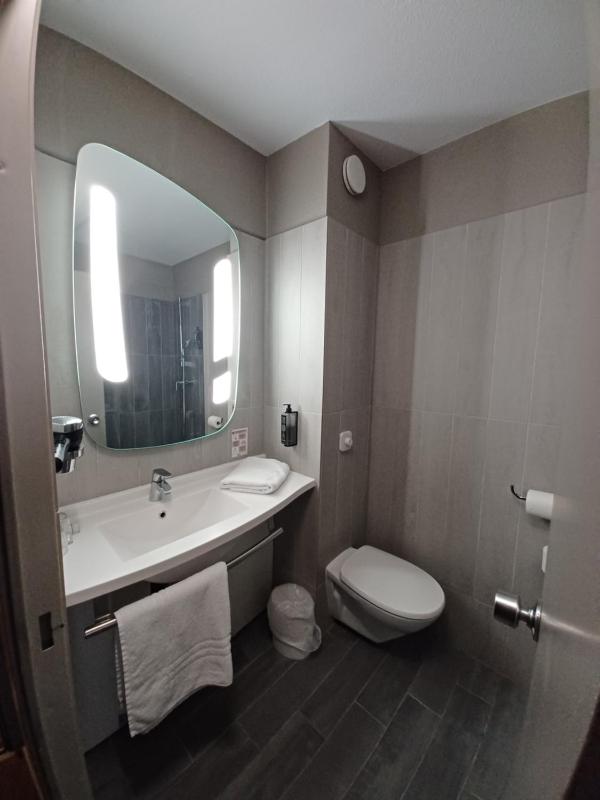 Standard Twin Room image 2