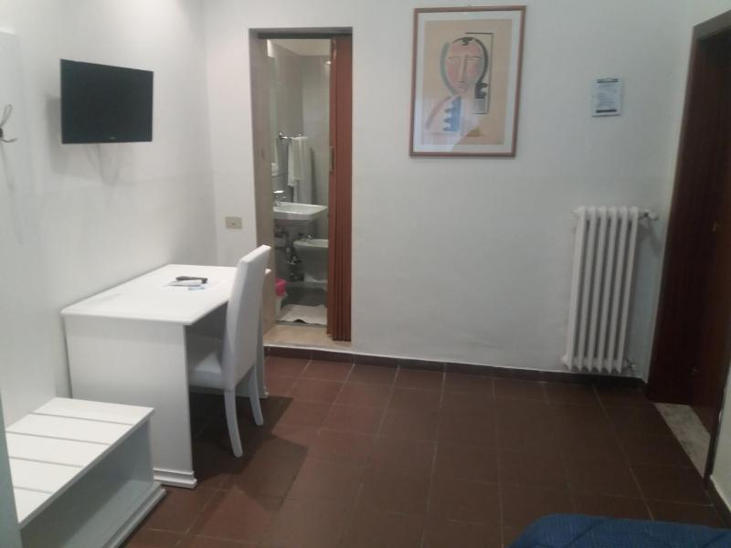 Single Room image 3