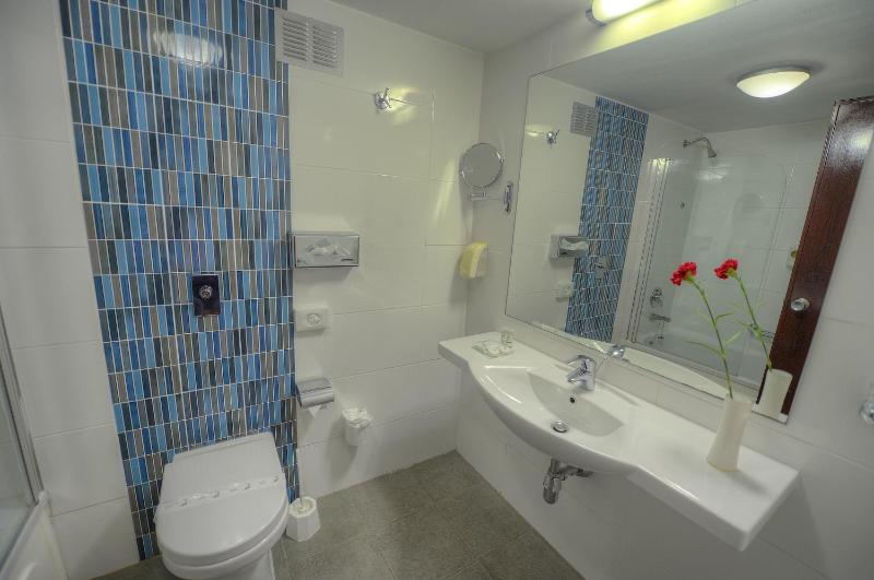 Economy Twin Room image 1