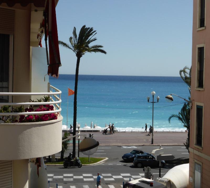 Nice Centre - Apartment with balcony and stunning sea view! - image 1