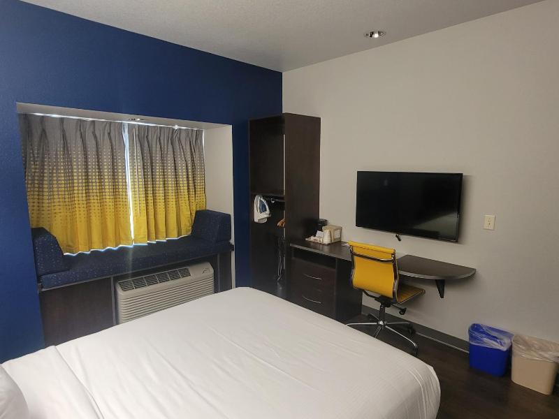 Deluxe Queen Room with Two Queen Beds - Disability Access - Non-Smoking image 4