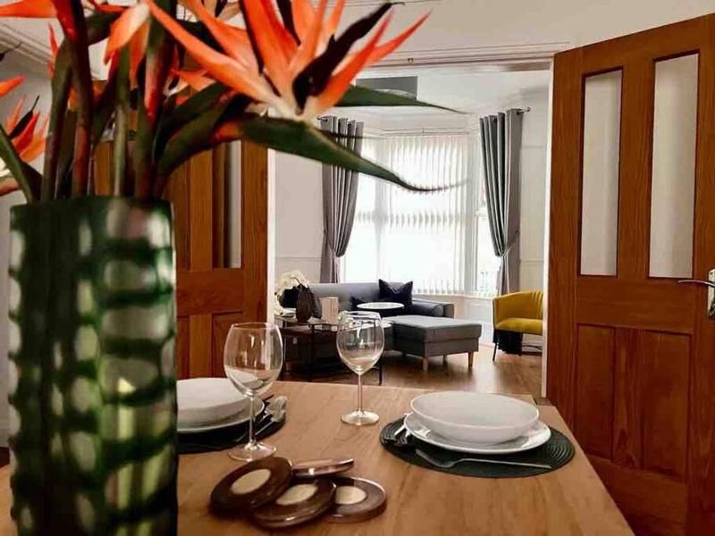 Anfield Home Sleeps 5 Close to LFC free parking Images