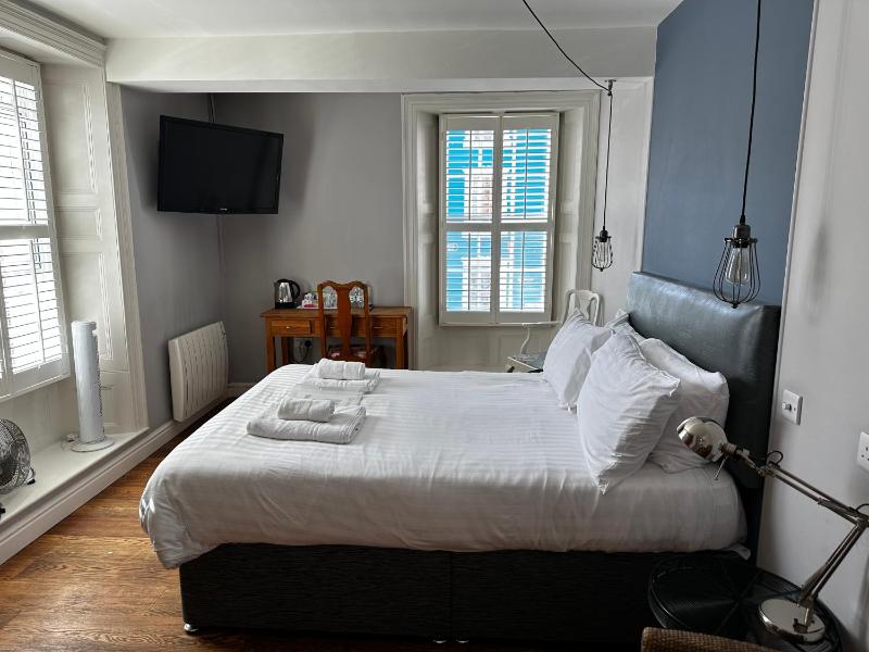 Deluxe King Room image 4