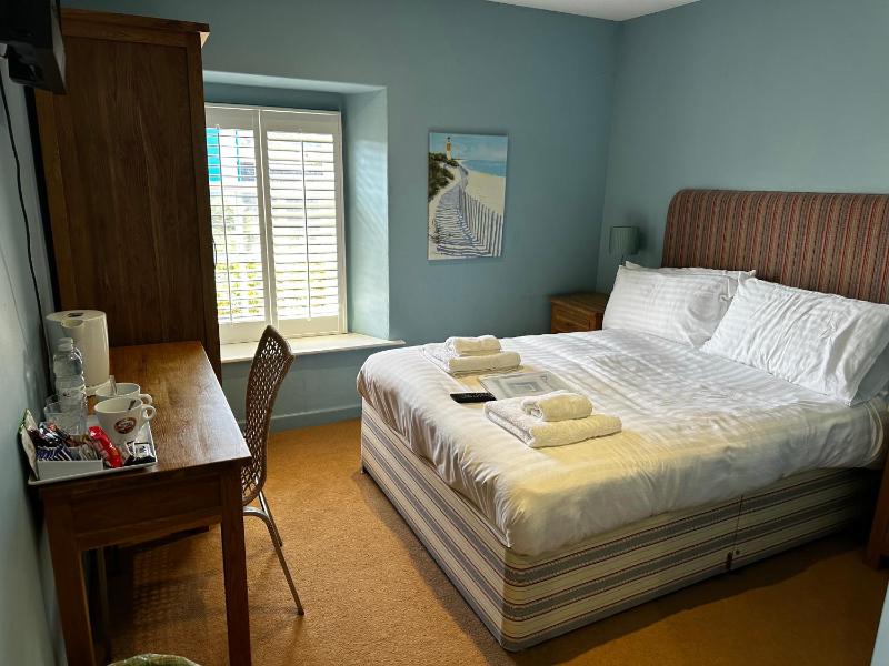 Standard Double Room image 3