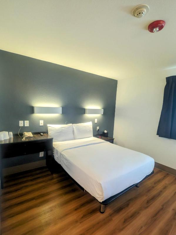 Double Room with Roll-In Shower - Disability Access/Non Smoking/Pet Friendly image 3
