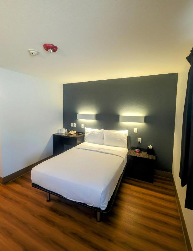 Double Room with Roll-In Shower - Disability Access/Non Smoking/Pet Friendly image 2