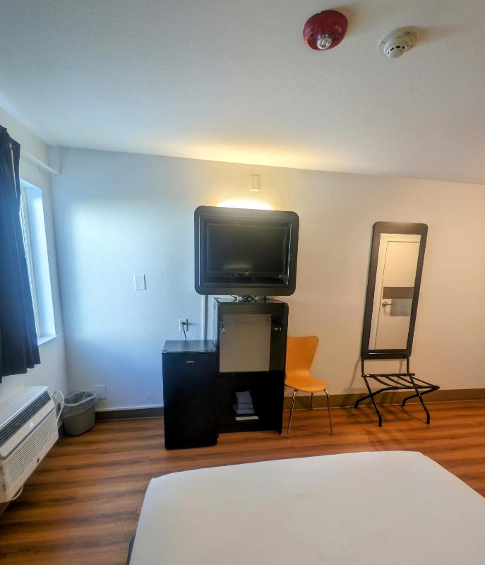 Double Room with Roll-In Shower - Disability Access/Non Smoking/Pet Friendly image 4