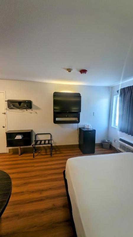 Queen Room - Non Smoking/Pet Friendly image 2
