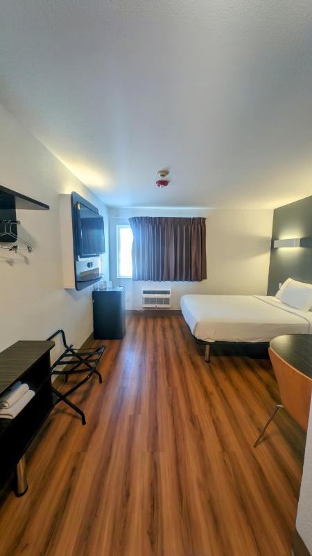 Queen Room - Non Smoking/Pet Friendly image 3