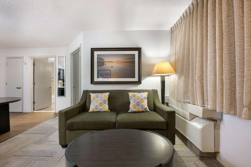 One Bedroom Suite Queen image 1