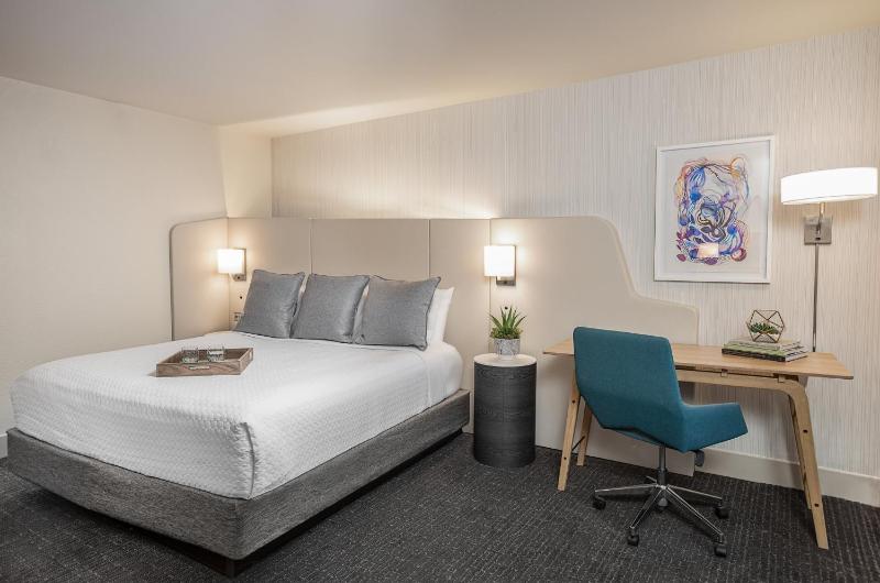 Standard King Room image 2