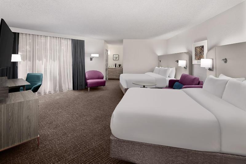 Premium Corner Queen Room with Two Queen Beds image 3