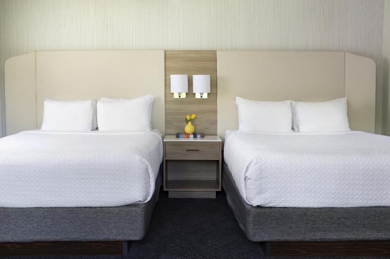 Standard Queen Room with Two Queen Beds image 2