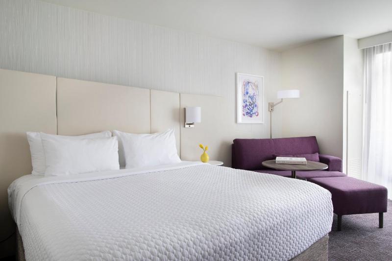 Standard King Room image 3