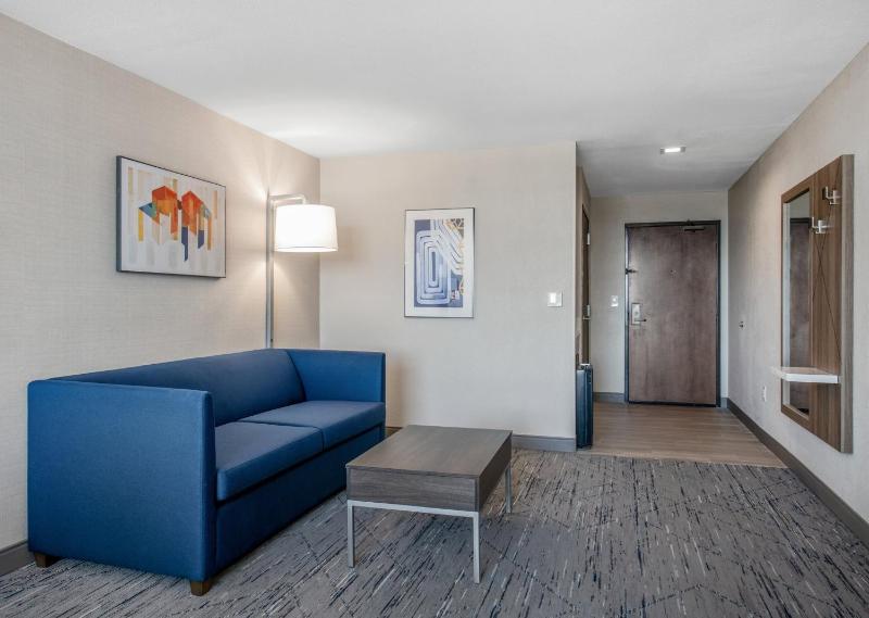 Queen Suite with Sofa Bed image 2