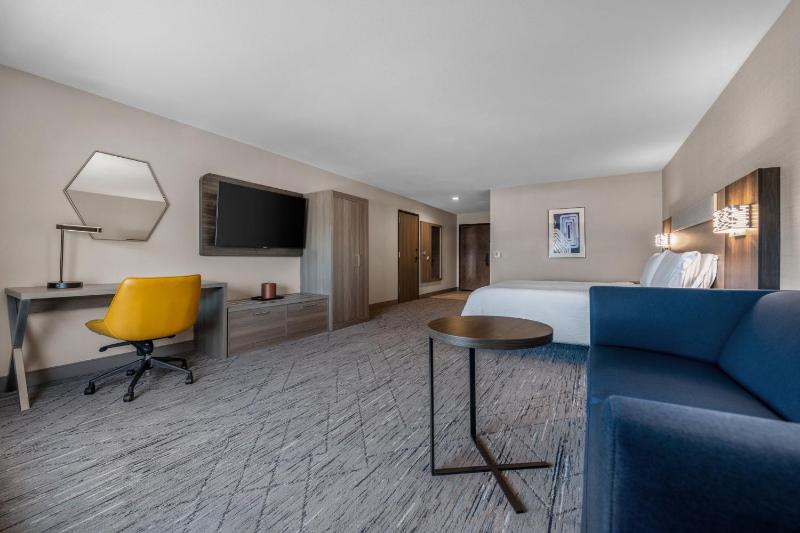 King Suite with Sofa Bed image 3