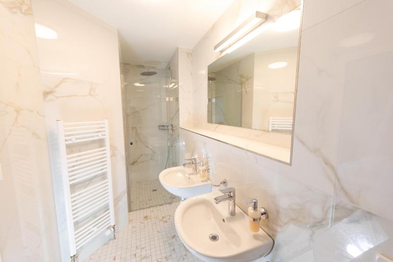 Modern Comfort Room image 1