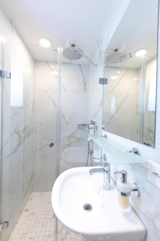 Modern Comfort Room image 3