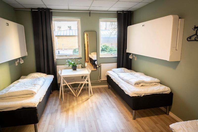 Family Room (8 Adults) with Shared Bathroom image 3