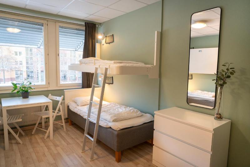 Family Room (6 Adults) with Shared Bathroom image 1