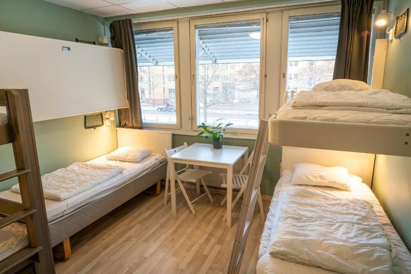 Family Room (6 Adults) with Shared Bathroom image 4