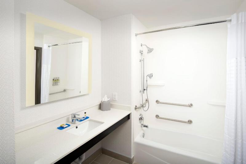 Standard King Room image 4