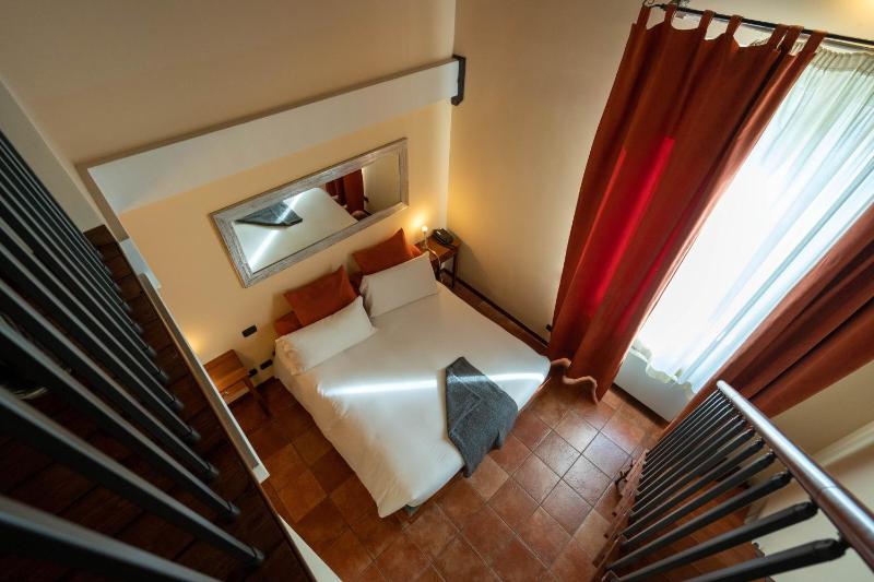 Standard Double/Twin Room image 4