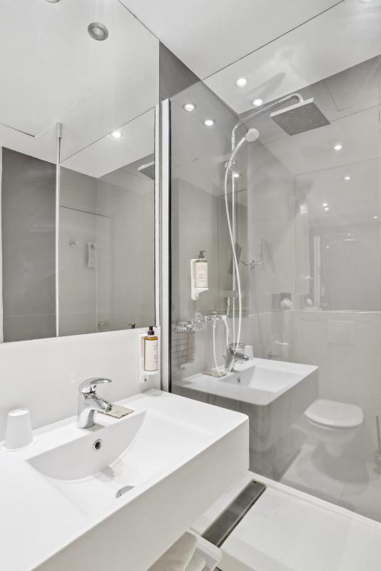 Classic Double Room image 3