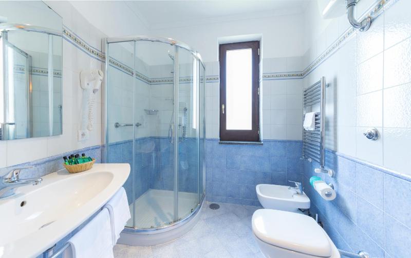 Standard Triple Room image 4