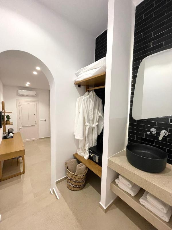 Deluxe Double Room with Balcony image 2