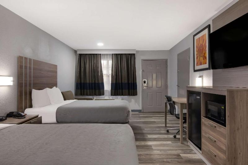 Queen Room with Two Queen Beds - Non-Smoking image 4