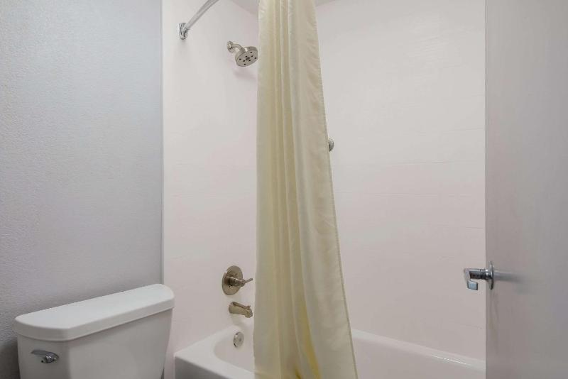 Queen Room with Two Queen Beds - Non-Smoking image 2