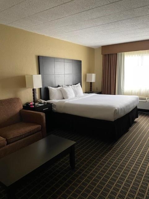 King Room - Non-Smoking image 2