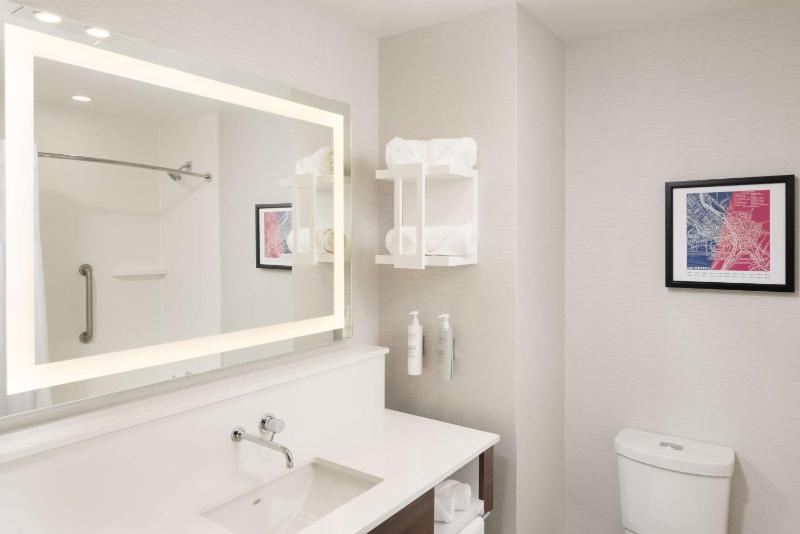 King Room with Microwave/Fridge image 1