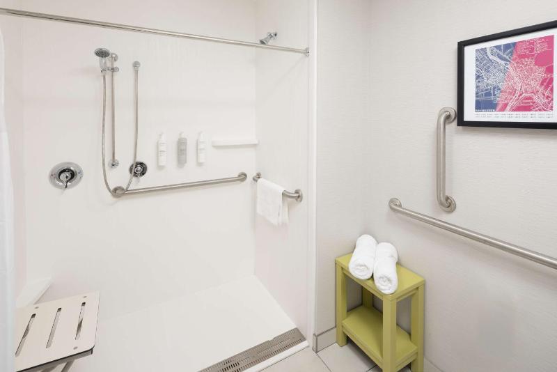 King Room with Roll-In Shower - Mobility Access image 2