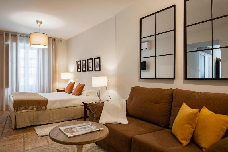 Deluxe Double or Twin Room image 4