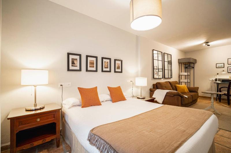 Deluxe Double or Twin Room image 3