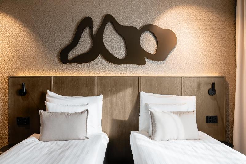 Standard Twin Room with Sofa image 2