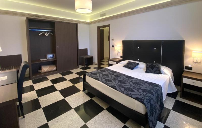 Deluxe Queen Room image 4