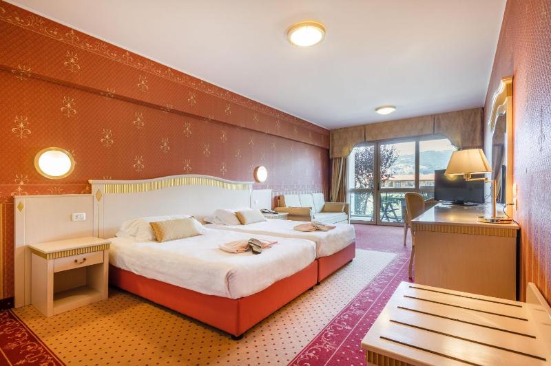 Deluxe Room with Lake View image 4