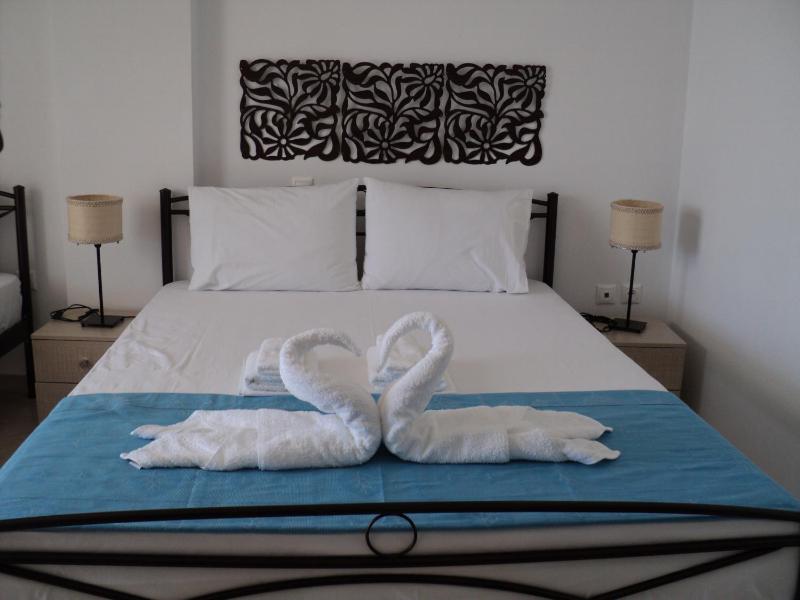 Standard Triple Room with Sea View image 1