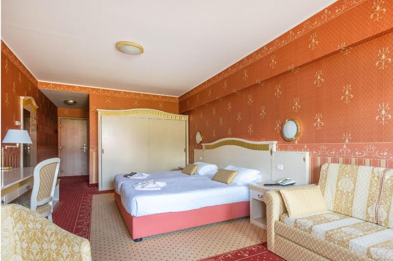 Deluxe Room with Lake View image 3