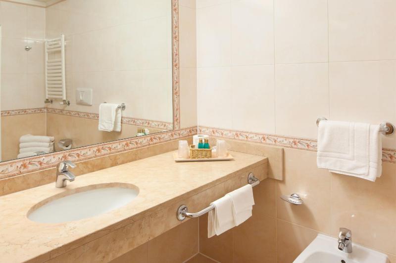 Deluxe Room with Garden View image 3