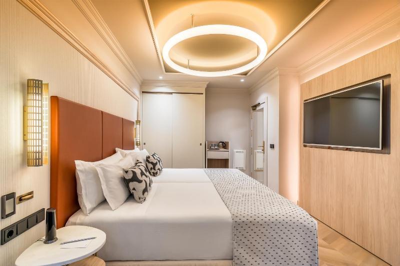 Double Room image 3