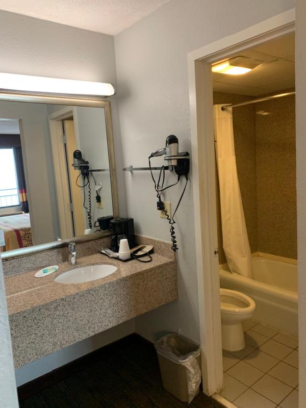 King Room - Non-Smoking image 3