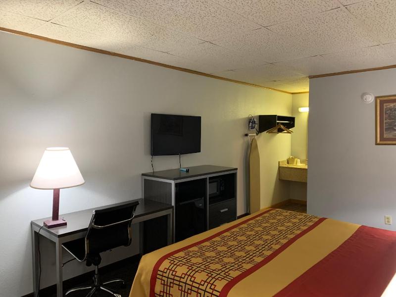 Pigeon Forge Parkway Inn - image 37