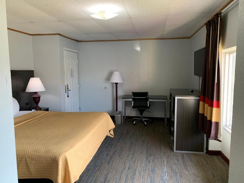 Pigeon Forge Parkway Inn - image 22