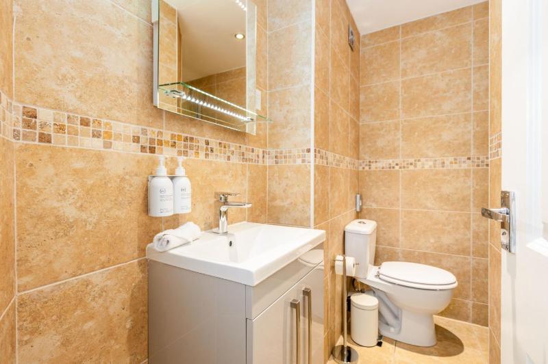 Wheatlands Lodge-Windermere - Award Winning - Adult Only - Free Car Park - image 15