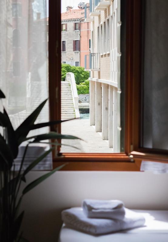 Economy Triple Room image 2