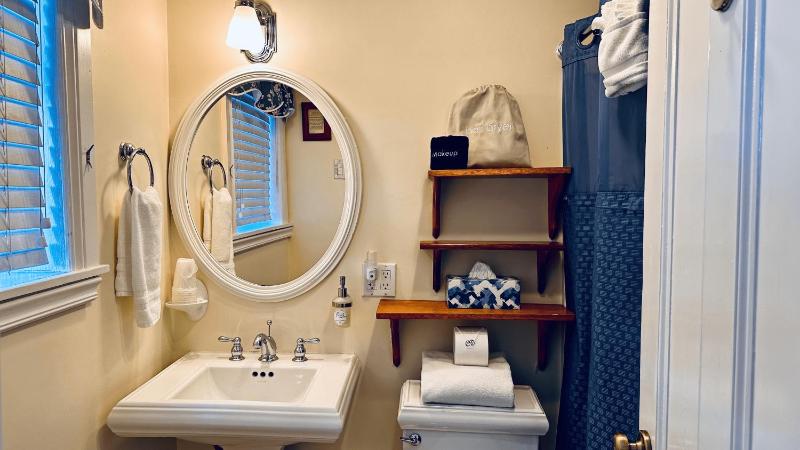 Standard King Room with Kitchenette image 3